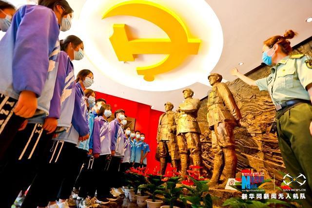 跑步机也伤娃!孩子玩耍时撞到跑步机被擦伤 半个手背皮肤被擦掉