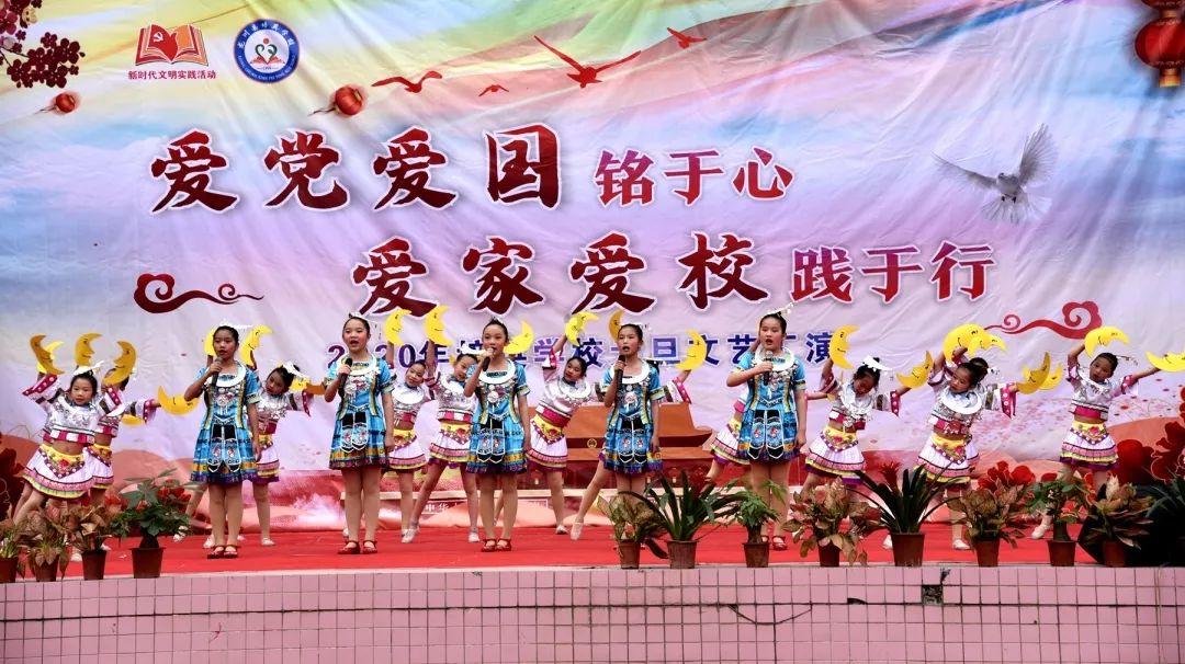两人因戏生情,婚后6年生3胎,丈夫片约不断,被称“屏幕硬汉”