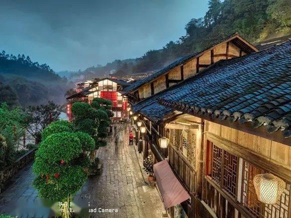 西安一路段发生路面塌陷,城管:自来水管爆管导致,已做好安全措施